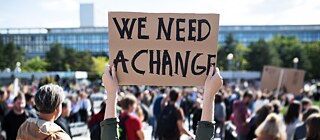 Die Jugend hat die Hoffnung noch nicht aufgegeben: Jugendliche engagieren sich politisch stärker, wenn sie glauben, dass sie Einfluss nehmen können und mit ihren Anliegen gehört werden.