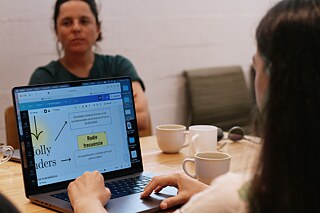 Teilnehmende eines Workshops zu Management, Image und Projekten.
