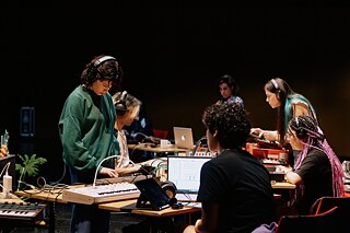 Teilnehmende in einem der Musikproduktionsworkshops im Zentrum NAVE. Teilnehmende in einem der Musikproduktionsworkshops im Zentrum NAVE.