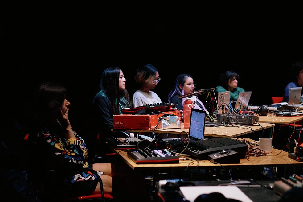 Participantes en uno de los talleres de producción musical en NAVE.