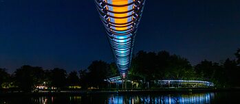 Es werde Licht! Die illuminierte Slinky-Brücke bei Nacht. 