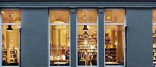 Ett upplyst fönster på Goethe-Institut i Stockholm. 