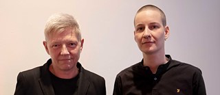 Die Kuratorinnen Birgit Bosold und Carina Klugbauer vom Schwulen Museum Berlin
