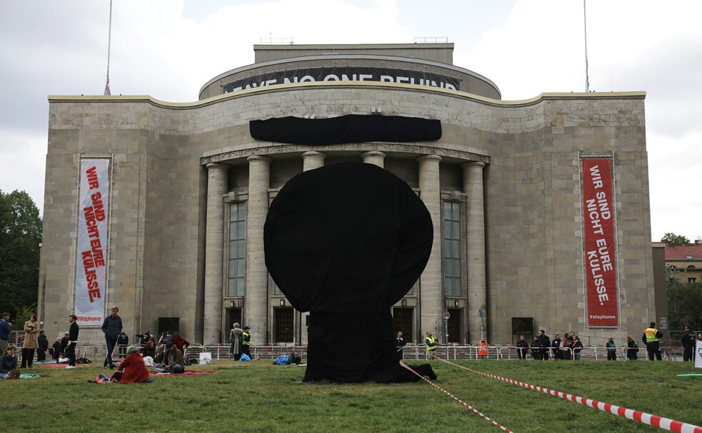 „Wir sind nicht Eure Kulisse“: Das Berliner Theater „Volksbühne“ verhüllte im Frühjahr 2020 seinen Schriftzug und das „Räuberrad“ auf dem Rosa-Luxemburg-Platz, um sich von den dort stattfindenden Corona-Demonstrationen abzusetzen, die zusehends von rechtsextremen Kräften eingenommen wurden.