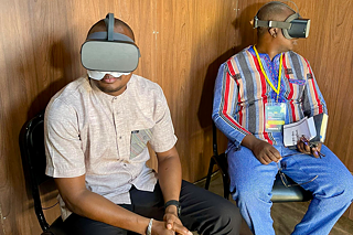 Le Ministre de la Communication, de la Culture, des Arts et du Tourisme essayant les VR