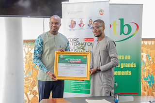 Remise d'attestation au Goethe-Institut par le Ministre de la Communication, de la culture, des Arts et du Tourisme