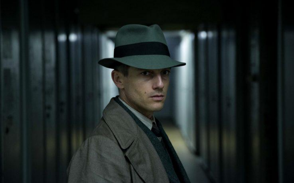 <b>Babylon Berlin</b></br> Im derzeitigen Boom der deutschen Fernsehdramen hat keine Serie so viele überschwängliche Rezensionen bekommen wie Babylon Berlin. Auf der Bestseller-Krimiserie von Volker Kutscher basierend, folgt die erste Staffel einem Kommissar in das Nachtleben und die politischen Wirren Berlins während der Weimarer Republik. Das großzügige Budget ist auf dem Bildschirm deutlich erkennbar, aber die Kritik schwärmt über viel mehr als nur die aufwändige Filmproduktion.